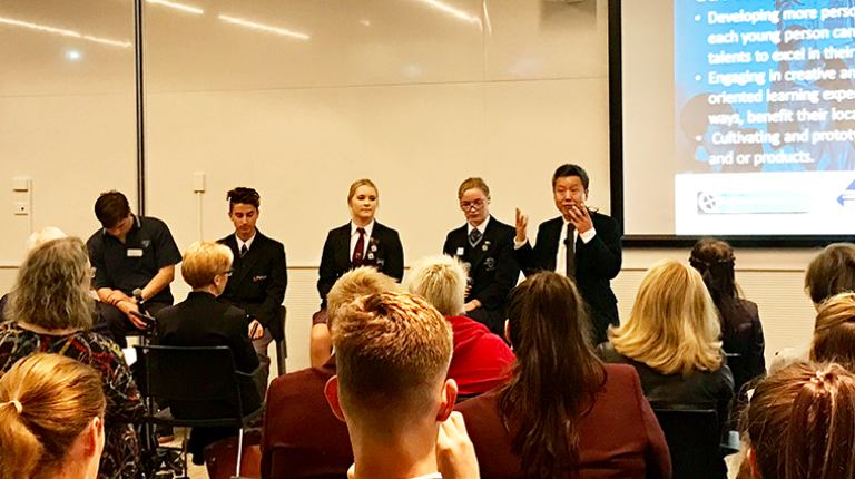  Professor Yong Zhao with students at the entrepreneurial learning forum